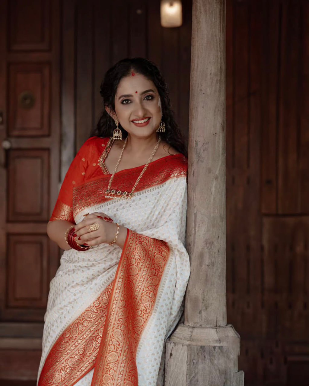SOFT LICHI SILK WHITE WITH RED SAREE - View 4 of 5